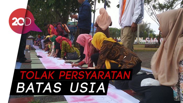 Tolak Tes CPNS Umum, Tenaga Honorer K2 Gelar Aksi Cap Jari Darah