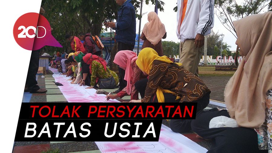 Tolak Tes CPNS Umum, Tenaga Honorer K2 Gelar Aksi Cap Jari Darah
