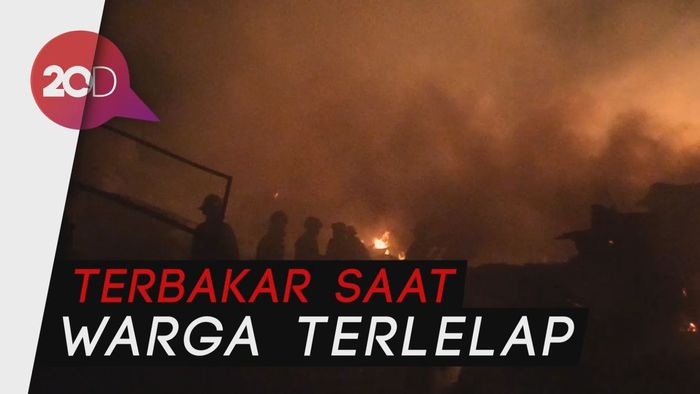 Api Besar Melahap Bedeng-bedeng di Jakarta Barat