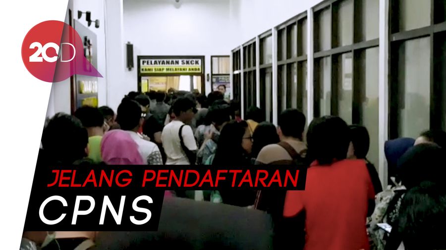 Warga Membeludak Urus SKCK di Polres Jaktim, Antrean Mengular