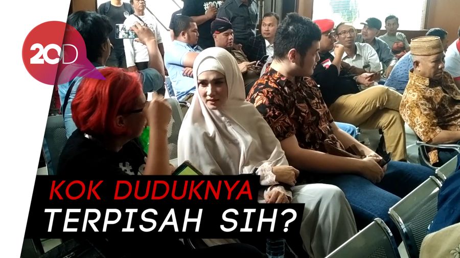 Pertama Kali! Mulan Jameela Temani Ahmad Dhani Sidang