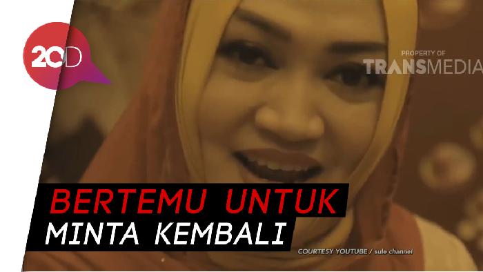 Tak Mau Pisah, Rizky Febian Cium Kaki Sang Ibu