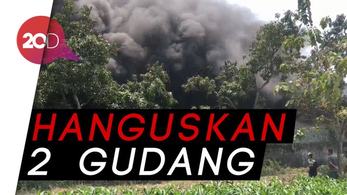 Pabrik Minuman Terbakar Hebat, Karyawan Kocar-Kacir