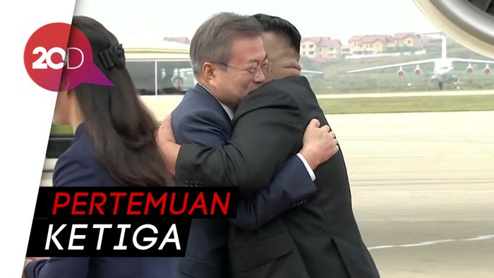 Pelukan Hangat Kim Jong-un untuk Moon Jae-in