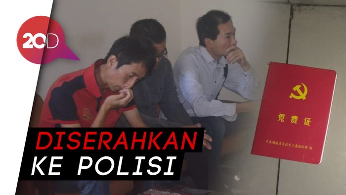  Imigrasi Karawang Serahkan Buku Palu Arit WN China ke Polisi