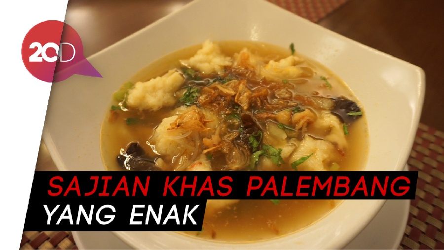 Menyantap Nasi Goreng Merah Palembang Sambil Santai di Pinggir Kolam