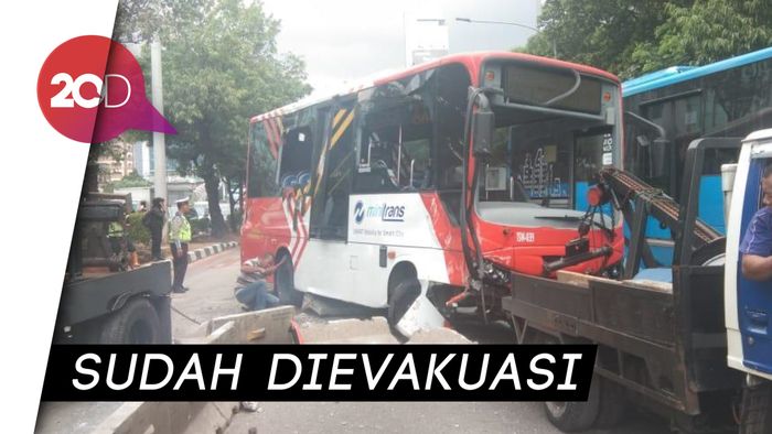 Bus Minitrans Terguling di Jl Gatot Subroto, Penumpang Panik