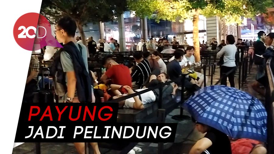 Hujan Deras Tak Surutkan Semangat Pengantre iPhone di Singapura
