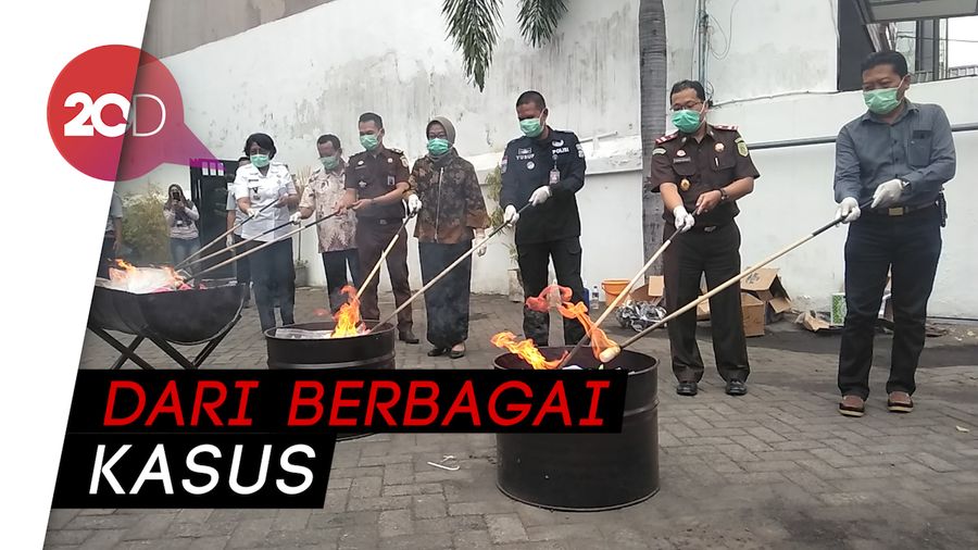 Kejari Tanjung Perak Musnahkan Barang Bukti Kasus Judi Hingga Narkotika