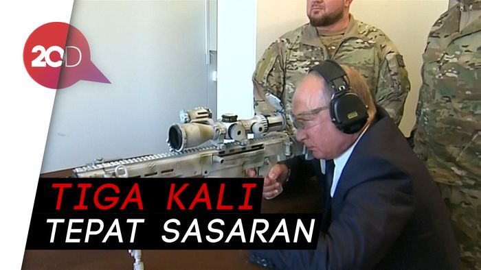 Saat Putin Jajal Senapan Sniper Baru Rusia