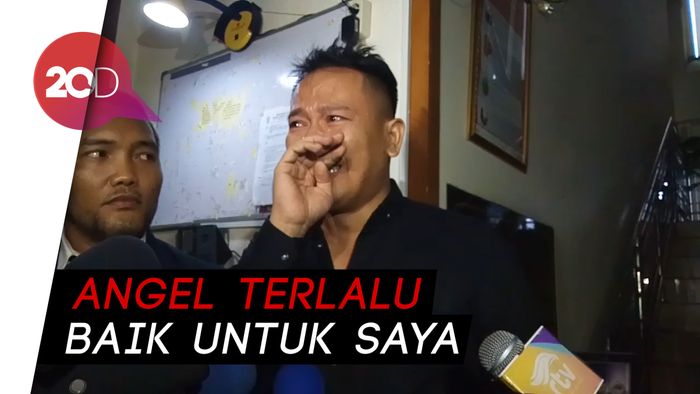 Sambil Berurai Air Mata Vicky Prasetyo Layangkan Gugatan Cerai