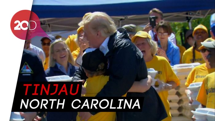 Trump Bagi-bagi Makanan ke Korban Badai Florence