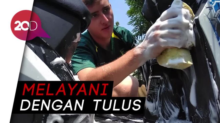 Bule-bule di Surabaya Ini Siap Cuci Motor Anda Gratis, Mau Coba?