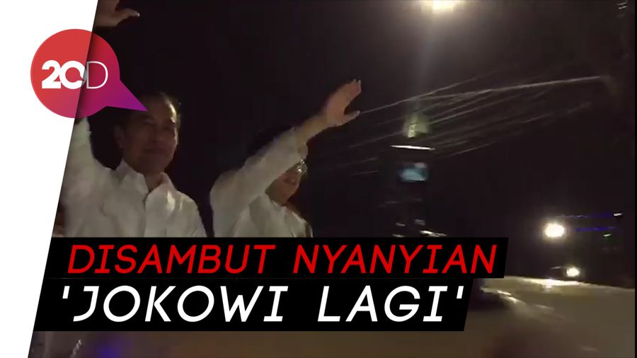 Berdiri di Land Rover, Jokowi-Maruf Tiba di KPU