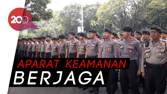 Melihat-lihat Alat Pengamanan TNI/ Polri di KPU