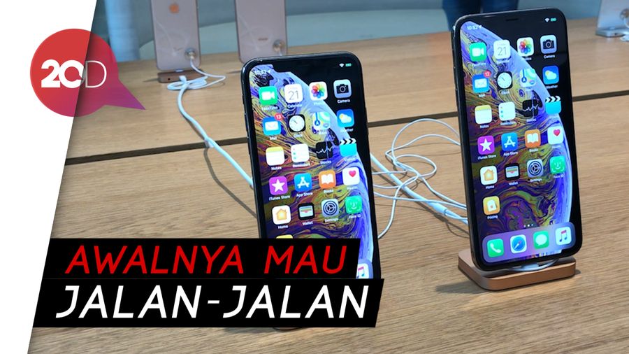 Sejoli dari Bogor Kompak Berburu iPhone Baru di Singapura