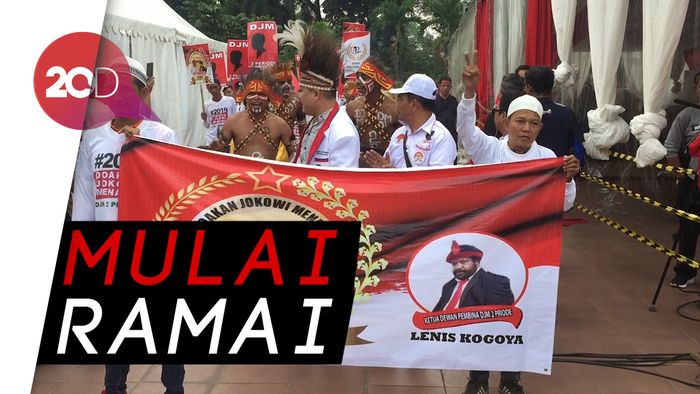 Relawan Jokowi-Ma’ruf Amin Mulai Menyemut di Tugu Proklamasi 