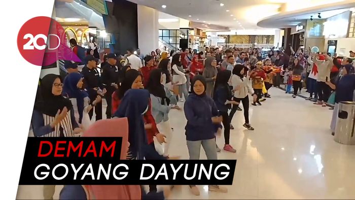 Saat Para Pengunjung Mal Goyang Dayung Massal