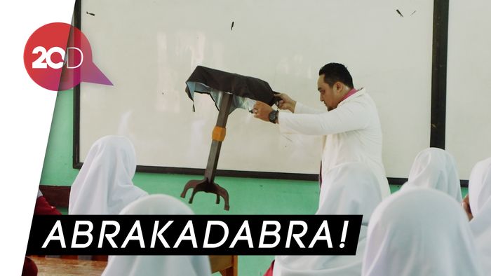 Simsalabim! Guru SMA Ini Main Sulap di Kelas agar Siswa Tak Jenuh