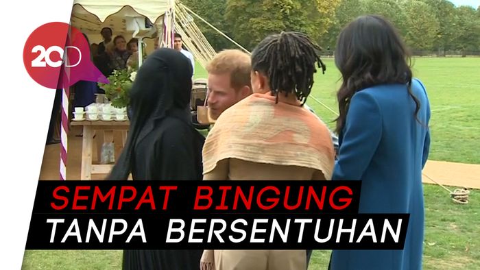 Momen Awkward Pangeran Harry Cipika-cipiki Wanita Muslim
