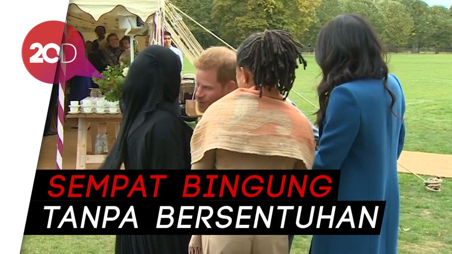 Momen Awkward Pangeran Harry Cipika-cipiki Wanita Muslim