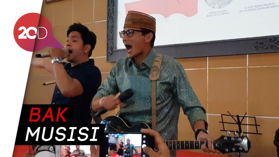 Aksi Sandiaga Main Gitar Bawakan Lagu #2019PrabowoSandi