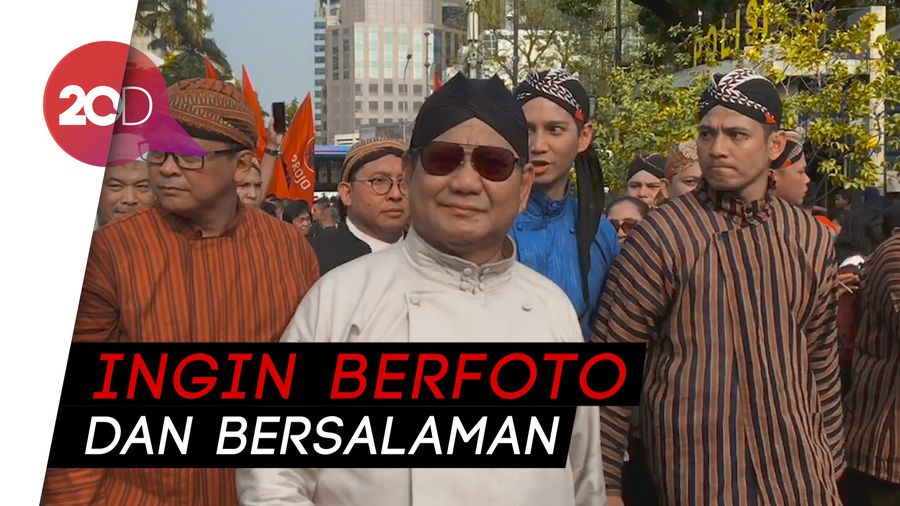 Prabowo Diserbu Warga saat Deklarasi Kampanye Damai