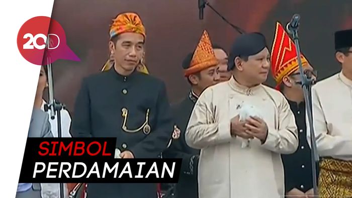 Ketika Jokowi-Prabowo Pegang Burung di Monas