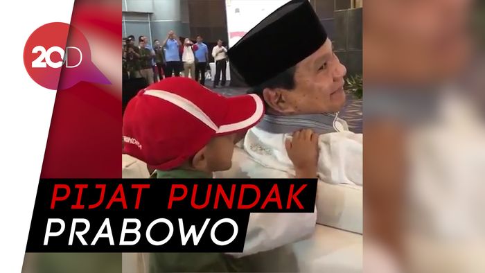 Bocah Ini Berani Pijat Pundak Prabowo di Acara Ramah Tamah