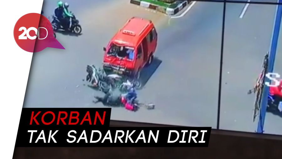 Ugal-ugalan! Angkot Seruduk Pemotor