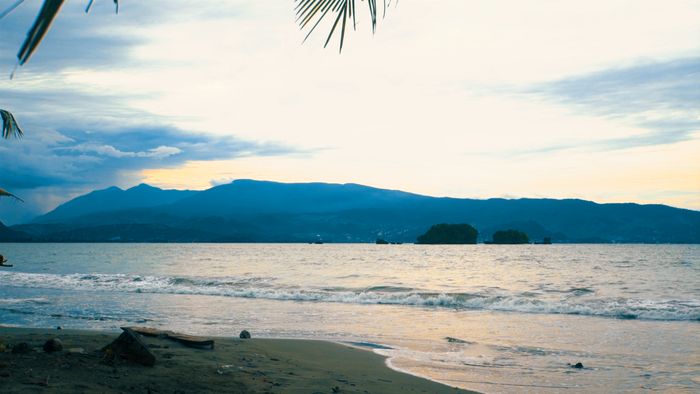 Cerita Senja di Pantai Holtekamp 