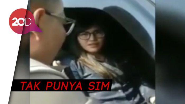 Ini Sosok Wanita yang Terobos Konvoi Jokowi & Acungkan Jari Tengah