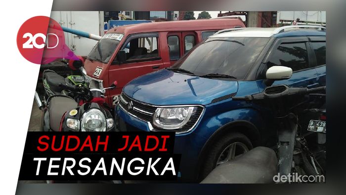 Terobos Iring-iringan Jokowi, Perempuan Acungkan Jari Tengah