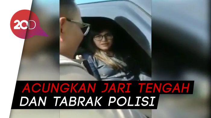 Video Wanita Tabrak Polisi Usai Terobos Rombongan Jokowi