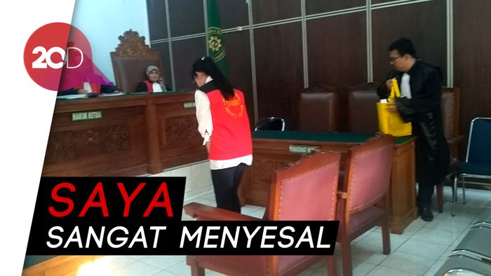 Roro Fitria Menangis saat Jalani Sidang Pemeriksaan
