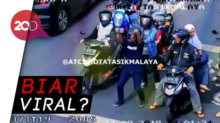 Sudah Pakai Helm, Eh Dua Orang Ini Malah Lupa Bawa Motor