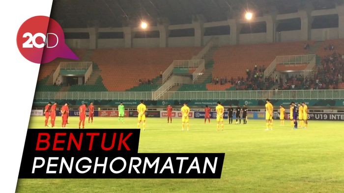 Timnas U-19 dan China Mengheningkan Cipta untuk Haringga 