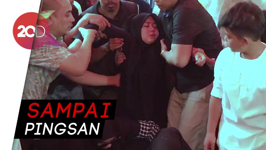 Istri Histeris saat Kakak Syahrini Dikuburkan