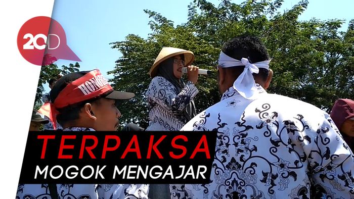 Tangisan Guru Honorer di Blitar