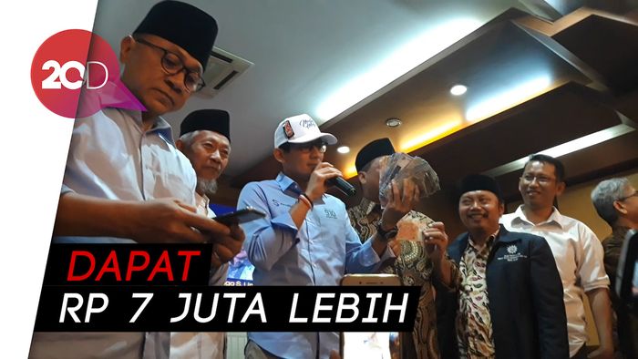 Saat Emak-emak di Jawa Timur Sumbang Dana Kampanye Buat Sandi
