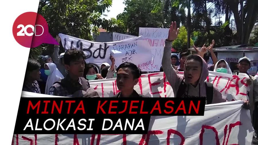 Siswa SMKN 1 Surabaya Demo Tolak Pungli