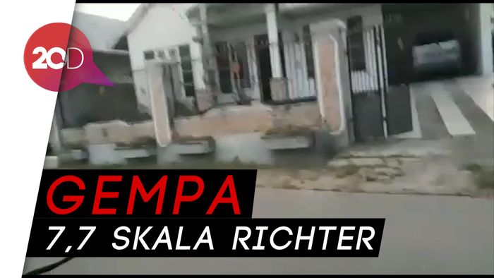 Imbas Gempa Donggala: Bangunan Roboh, Jalan Retak