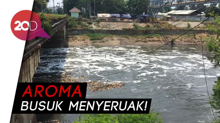 Jorok! Kali Bekasi Berbusa dan Beraroma Busuk