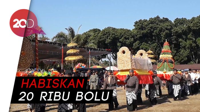 Melihat Tradisi Berebut Bolu di Festival Ledug Suro