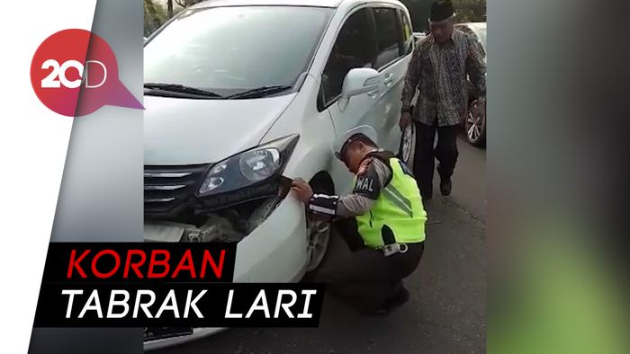 Aksi Polisi Perbaiki Bemper Mobil Warga yang Terlepas