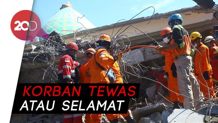 BASARNAS Berjibaku Evakuasi Korban Gempa Palu