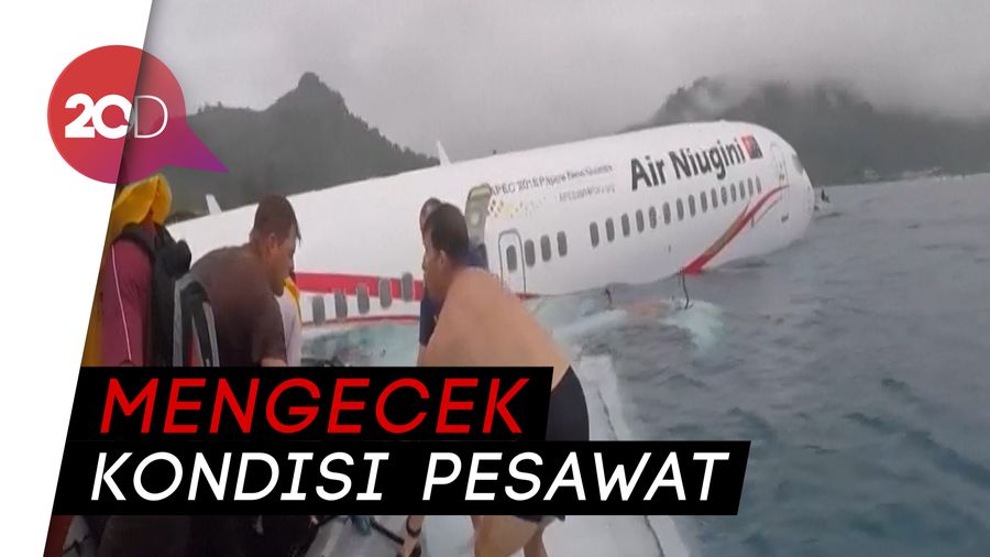 Penyelam Angkatan Laut AS Cek Maskapai Air Niugini