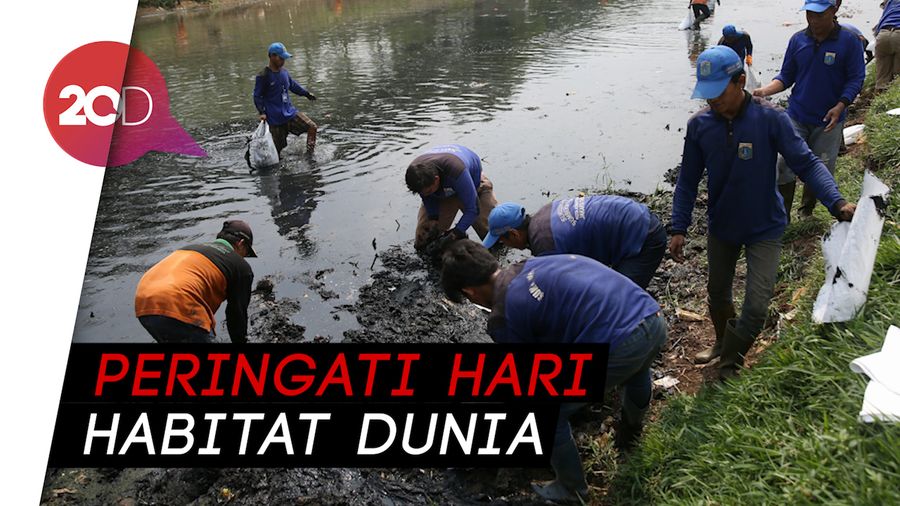TNI dan BBWSCC Berjibaku Bersihkan Kanal Banjir Timur