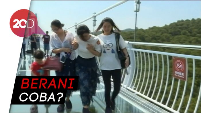 Ngeri-ngeri Sedap! Naik Jembatan Gantung Kaca di China
