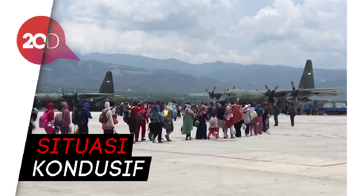 Bandara Palu Hari Ini, Warga Tertib Antre Tunggu Pesawat